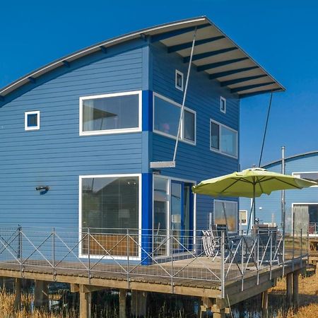 6 Pers. Waterfront Home Seeblick, Equipped Stilt House On The Water Anjum 외부 사진